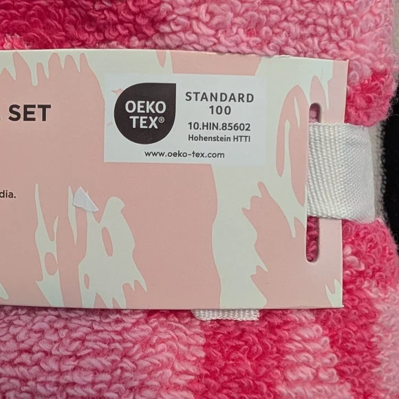 Betsey Johnson Pink Ribbon Bow Hand Towel Set - Picture 7 of 8